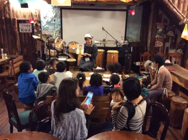 こども寺子屋　絵本の読み聞かせの様子