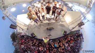 音楽イベントでの記念写真　(C)BARKS