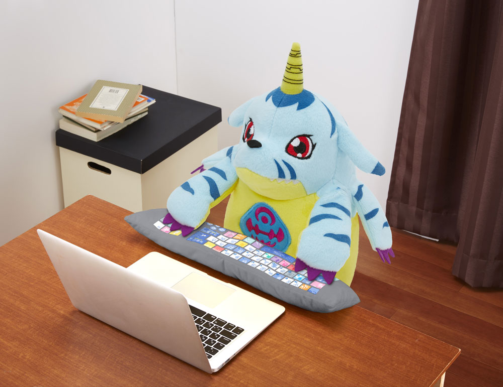 凛々しい“ガブモン”がPCクッションに進化！ 「デジモン tri.」の