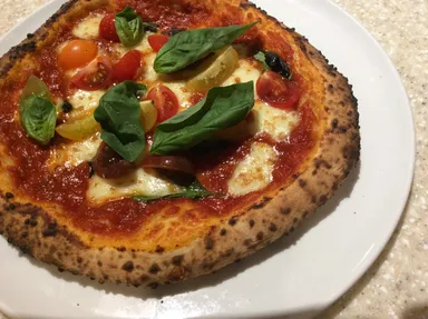 自慢の窯で焼くピッツァ