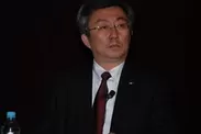 講演する株式会社安川電機　小笠原 浩代表取締役社長
