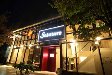 ガラス張りのお洒落な外観