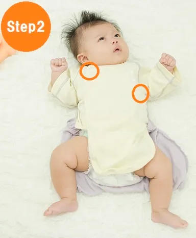 Step2：上半身のホック2カ所を留めます。