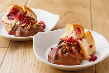 ワイルドベリーのデニッシュ ショコラエスプーマ フローズンラズベリー添え