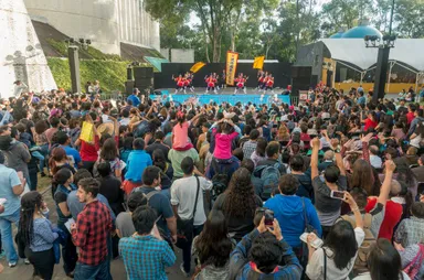 会場を埋め尽くす観客2