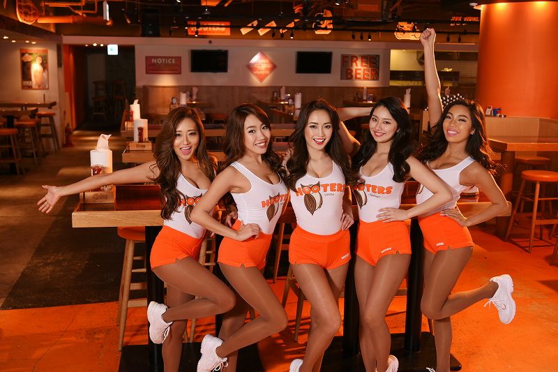 「hooters」が大晦日恒例「カウントダウンパーティー」を開催フーターズガールと華やかに新年を！｜株式会社エッチジェーのプレスリリース