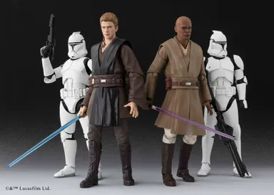 アナキン・スカイウォーカーとメイス・ウィンドゥとクローン・トルーパー ※画像内の「S.H.Figuarts アナキン・スカイウォーカー(ATTACK OF THE CLONES)【早期購入限定版】」以外は別売りです。※画像はイメージです。