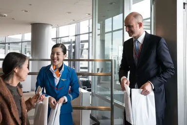 乗客全員にKLMエコバッグなど記念品のプレゼント