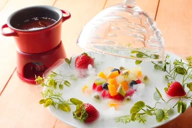 白いちごと季節フルーツのチョコレートフォンデュ2