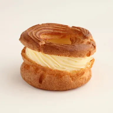 サークル状の生地にたっぷりのクリーム