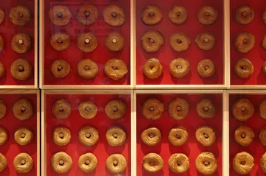 店舗では壁一面に焼きたてのシュー生地が