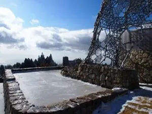 冬は「氷棚」に溜った雨水が凍る