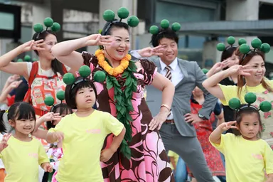 笑顔で踊る市民