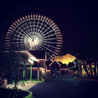 夜の遊園地の様子(ナガシマスパーランド)