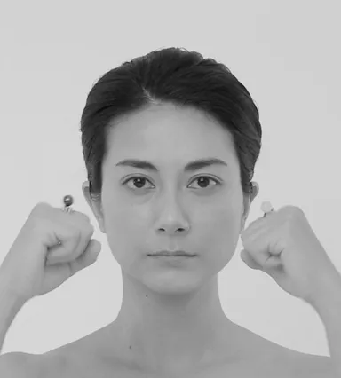 KAODACHIリングを付けた様子　※写真では2個のリングを同時に付けておりますが、販売は1個ずつからになります。1個でも十分効果は期待できます。