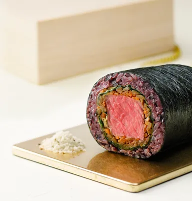 『幻の恵方巻 松阪牛サーロインステーキと奥出雲産 仁多米～白トリュフ塩を添えて～』(税込10,001円／1本)