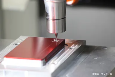 特殊彫金機器による精巧なエンブレムの削り出し