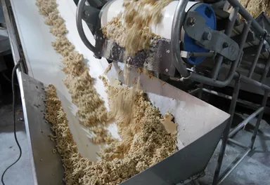 味噌工場では有機丸大豆を撹拌する様子を視察