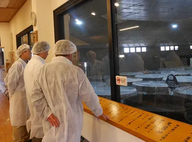 醤油もろみ蔵は一般の方も見学できます