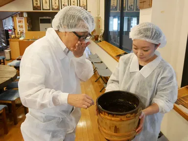 搾る前の醤油の元を試食。濃厚です