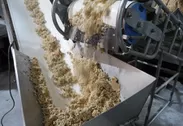 味噌工場では有機丸大豆を撹拌する様子を視察