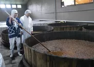 醤油もろみを見学。「発酵食品ならではの醤油のよい香りが漂っていました」と川西委員長
