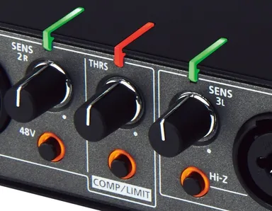 正面、上からのどちらからも見やすいレベル・インジケーター。コンプレッサー／リミッターはパネルのつまみで設定可能