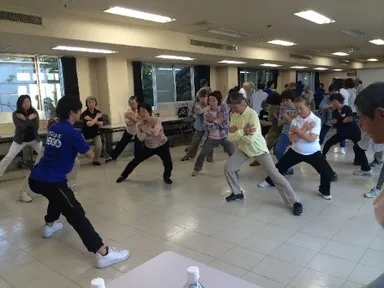 おおいそアンチロコモ教室での体操の様子