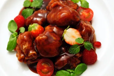 「山形牛サーロインとフォアグラ　香港黒酢とベリーのソース」