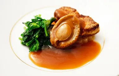 「THE CHINOIS Taste of Canton」の看板メニュー、干アワビ料理
