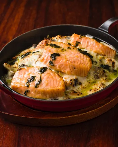 森のきのことサーモンのクリームグラタン