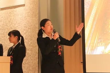 旅行業界関係者の前でプレゼンテーションします