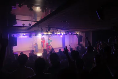 専用劇場「アイドル教室シアター」でのライブの様子