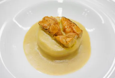 コンソメで煮込んだ大根フォアグラテリーヌとキノコクリーム