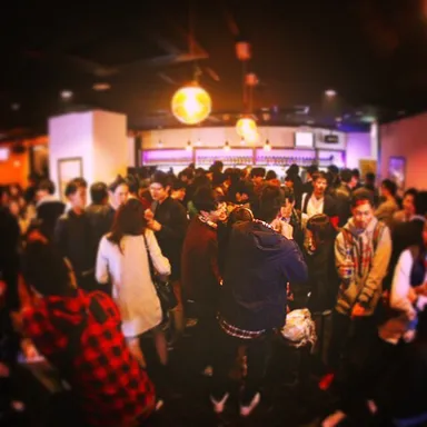 スイッチバー営業時店内画像