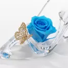 青いバラと蝶のモチーフ