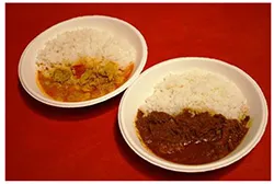団体向けハラールフードメニュー（左）ココナッツチキントマトカレー（右）スマトラ風ビーフココナッツカレー