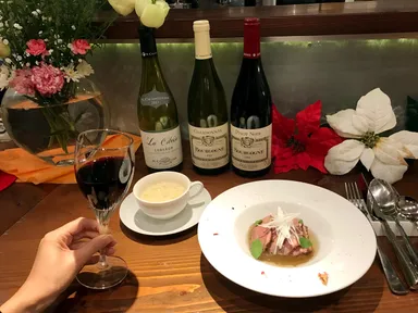 美食フレンチ薬膳にグラスを傾ける