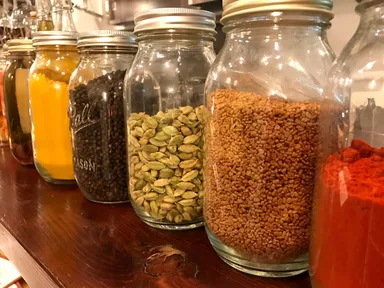 店舗内のスパイスラック