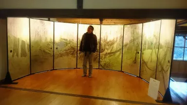 襖絵「藤花図」の前に立つ伊東正次氏