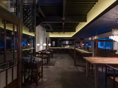 イタリアンレストラン「Auguri」1階