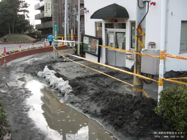 東日本大震災で発生した千葉県浦安市の液状化（提供：一般財団法人 消防防災科学センター）