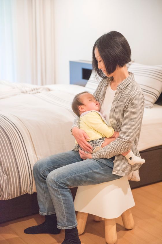 世界初！“赤ちゃんを座り抱っこであやす椅子”1月31日に発売　
約3分でスヤスヤ？寝かしつけのお悩み解決をお手伝い