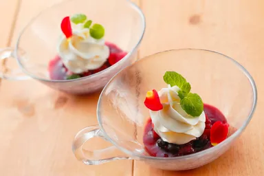 フロマージュブランのエスプーマ ルージュと赤ワインのスープ