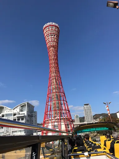 名所のひとつ「神戸ポートタワー」を車上から