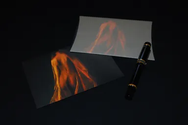 「Le voile」3：ヴェールに包まれた封筒とヴェールを外したものの外観