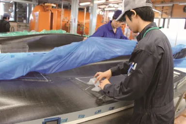 学生による車両製作の様子1