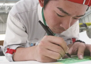 学生による車両製作の様子2