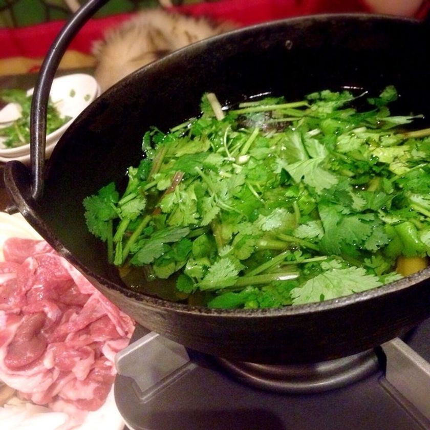 『三軒茶屋・シンチャオ』パクチー食べ放題！
第2回パクチー祭開催決定！！(1/28～2/7)
大人気！冬季限定のパクチー鍋コース￥4,500でも食べ放題つき！