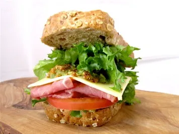 ターキーフィコサンド　￥650